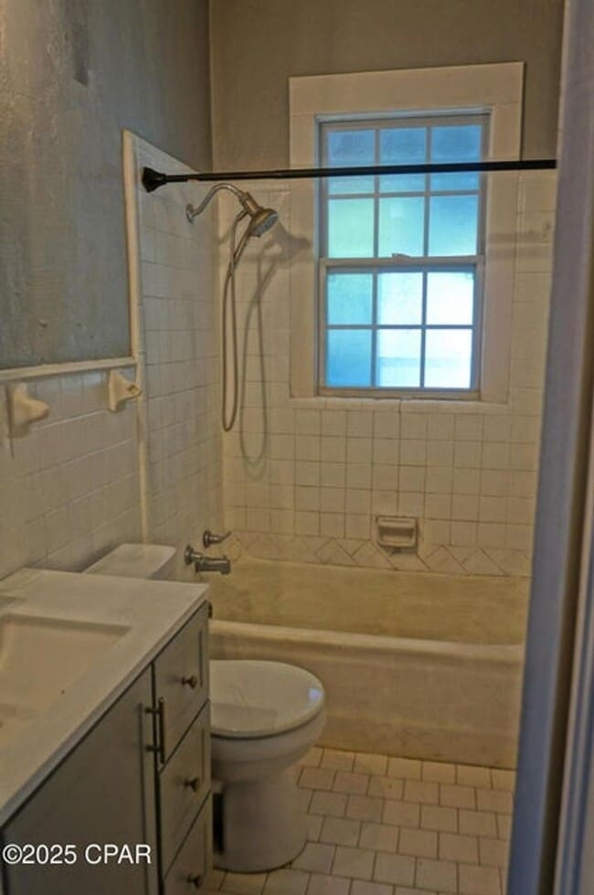 Building Photo - Beautiful 3/1 with Hardwood Floors in Marianna