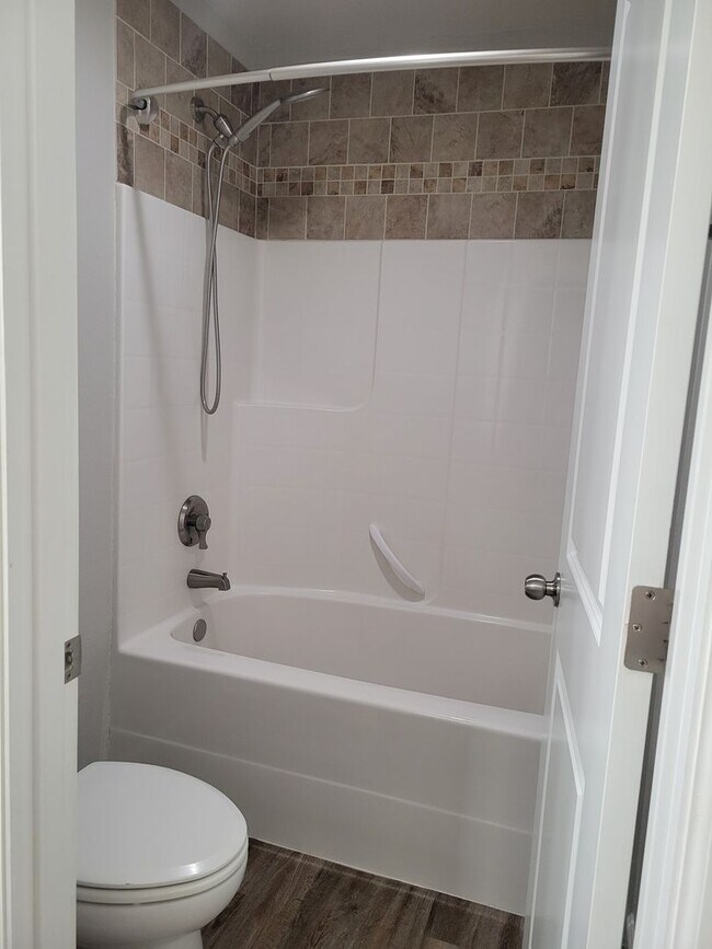 Building Photo - Great 3 bedr. with large loft in perfect l...