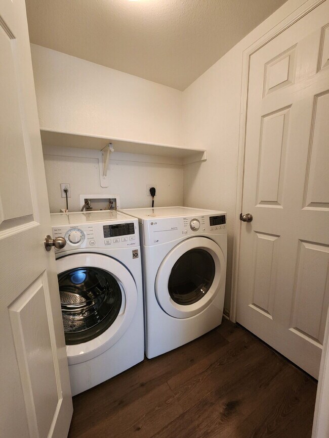 Building Photo - Spacious Two-Suite Townhome With Garage, Fireplace And Community Pool