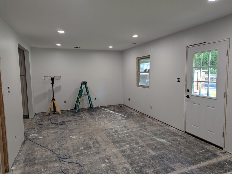 Dining Area - 323 W Main St