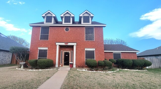 Primary Photo - Spacious 4-Bedroom Home with Pool & Spa in...