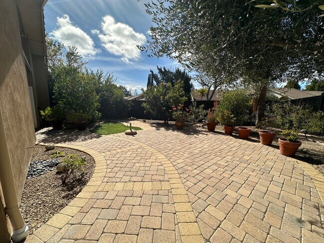 Building Photo - Stunning 4+2 Pool Home Home In Westlake Hi...