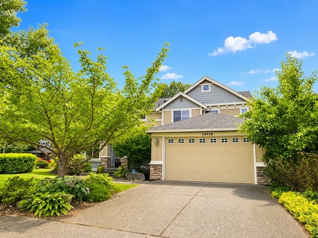 Building Photo - Spacious 5 Bedroom Home with A/C, Den, Waterfall in Prime Kenmore Cul-de-Sac