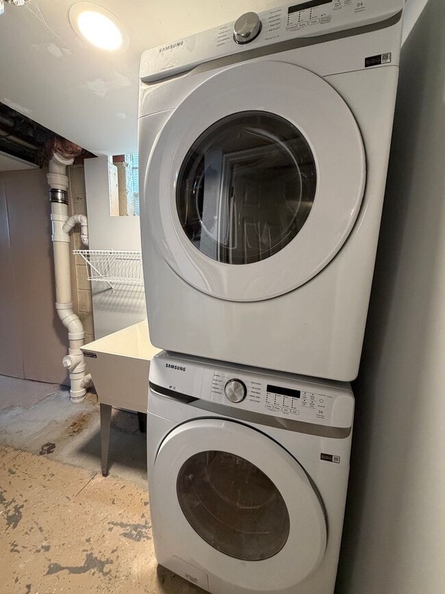 Building Photo - AVAILABLE NOW- 3 BED 2 BATH Home! Get 1/2 Off Your First Months Rent!