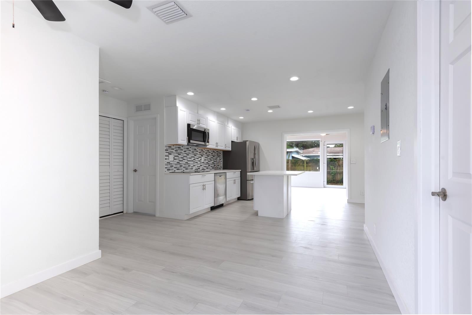 Building Photo - 713 SW 4th Ct