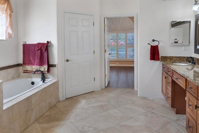 Building Photo - 215 Strathmore Cir