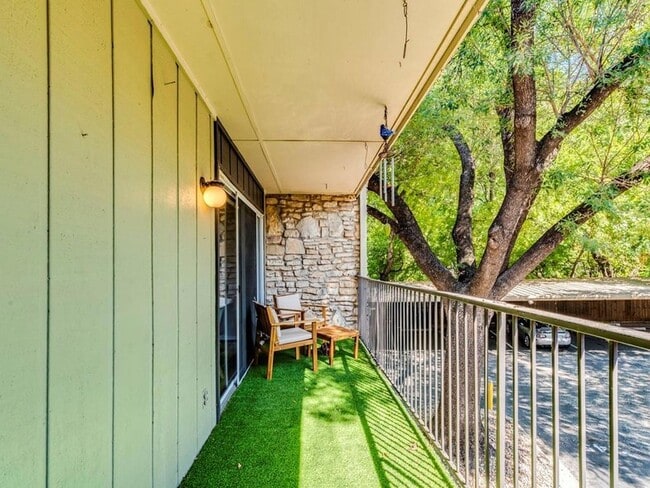 Building Photo - 500 E Riverside Dr