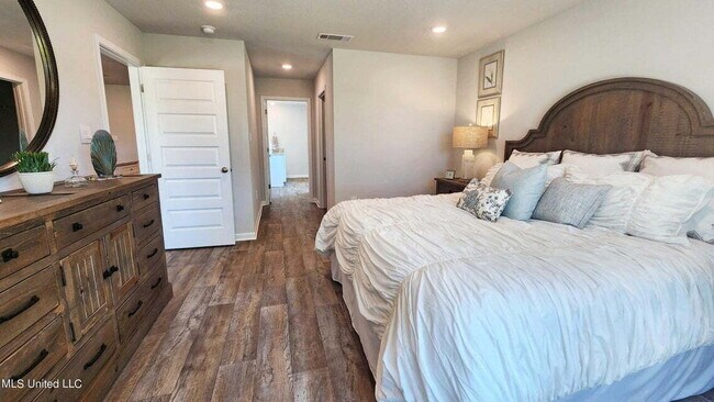 Building Photo - "Charming 3-Bedroom Home with 2 Full Baths...