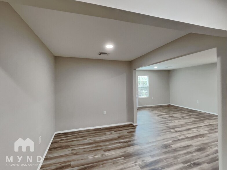 Building Photo - 3212 E Noble Dr