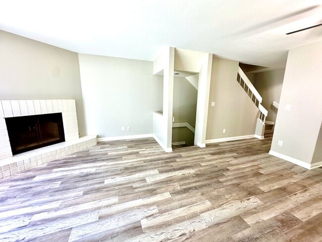 Building Photo - FOR RENT: 2Bd/1.5Ba Upgraded Townhome In T...