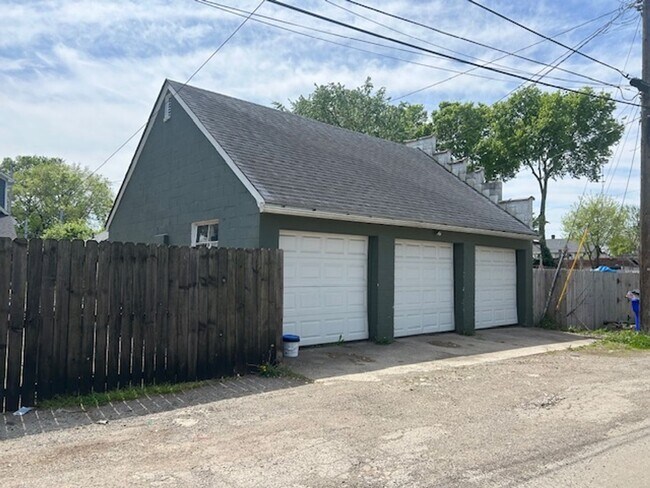 Building Photo - 925 Xenia Ave