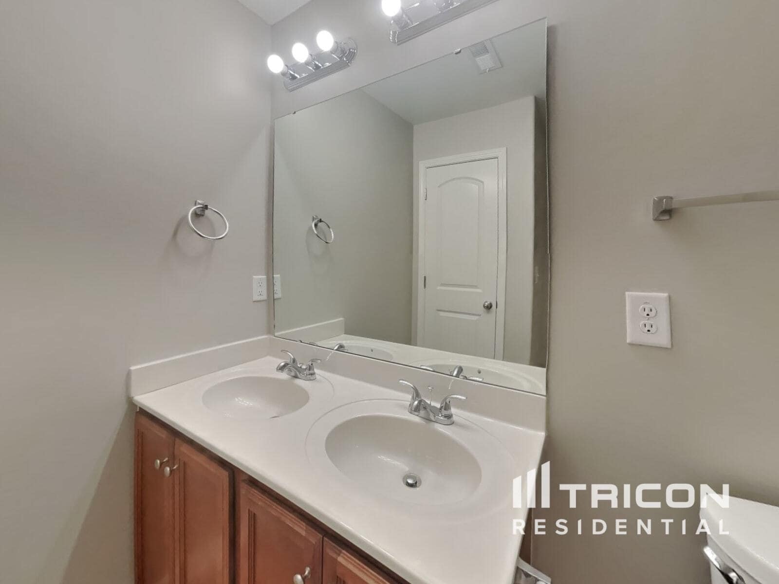 Building Photo - 4079 Village Park Ct