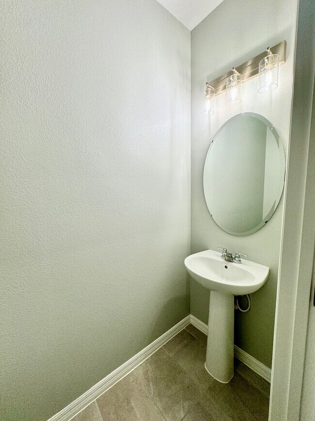 Building Photo - FOR RENT - Fantastic end unit townhouse in...