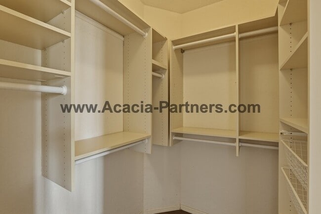 Building Photo - Three Bedroom/Two Bath Home