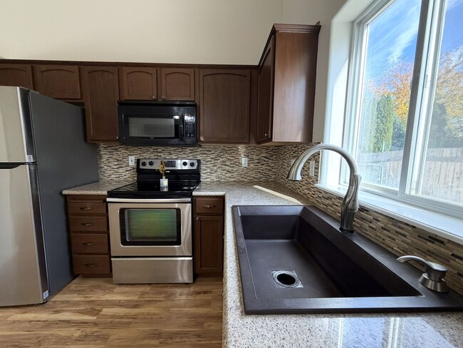 Building Photo - Great 4 bed 2 bath home with RV parking in...