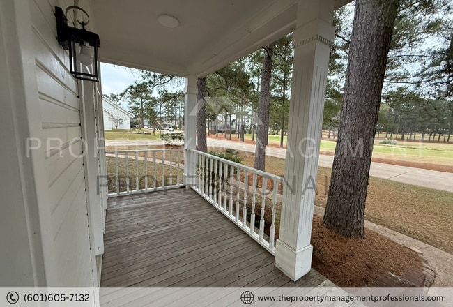 Building Photo - Renovated beauty near the country club and golf course!