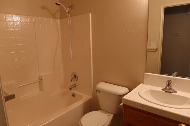 Building Photo - 10100 Grand View Summit Dr