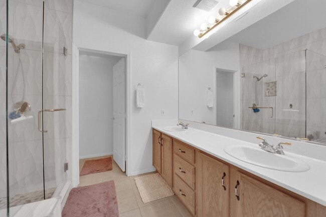 Building Photo - Charming 2 bedrooms 2 Bathrooms in the Amb...