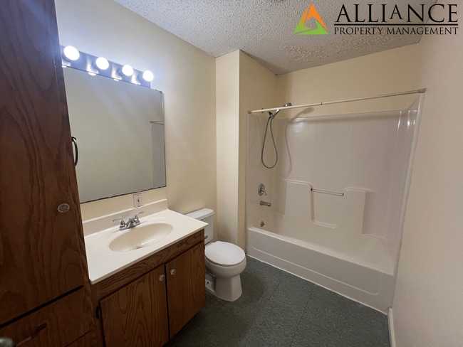 Building Photo - Spacious Rooms & Close to Downtown