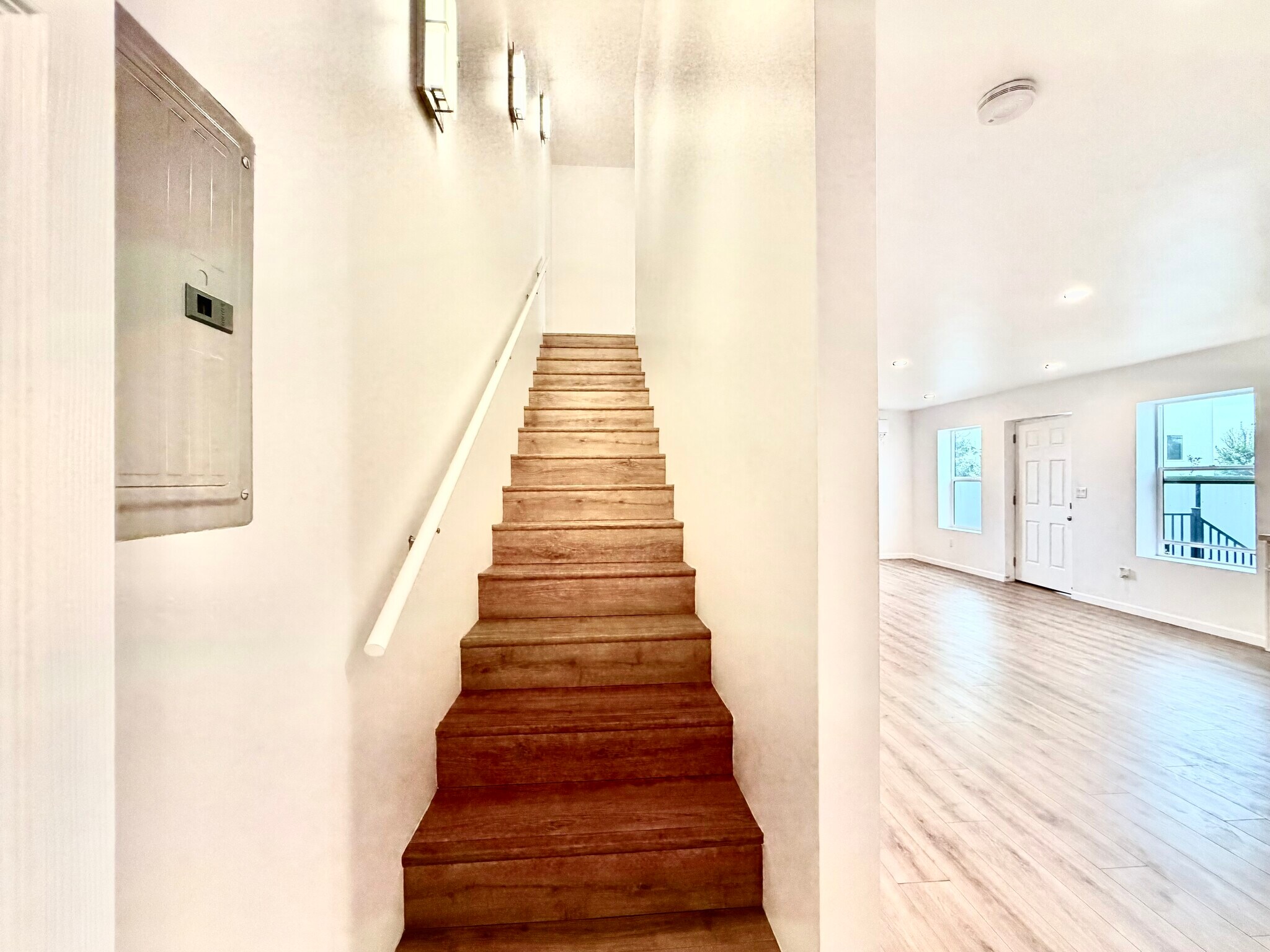 Building Photo - 384 Hargrave St