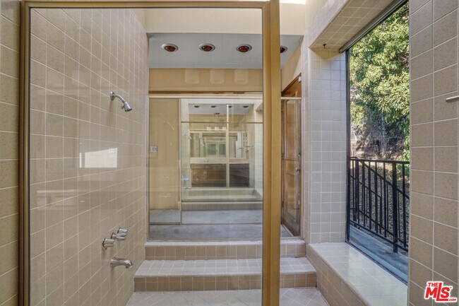 Building Photo - 364 Pershing Dr