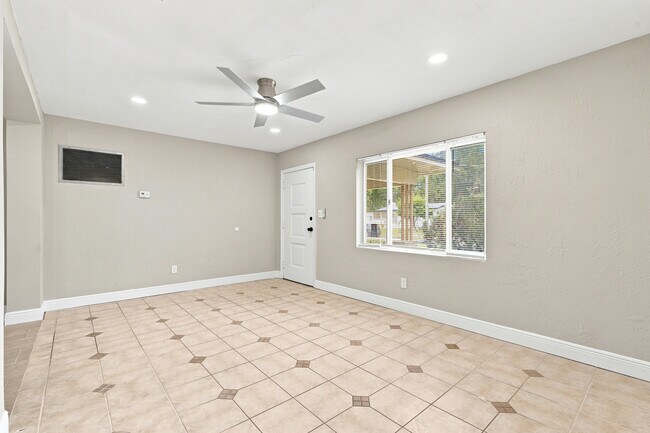 Building Photo - 1704 Paine Ave