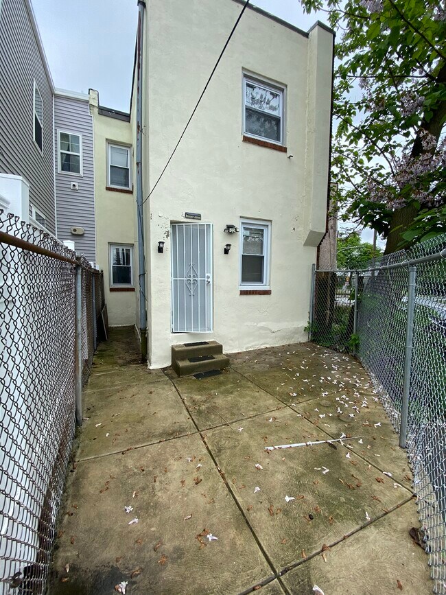 Building Photo - 2229 W Dauphin St