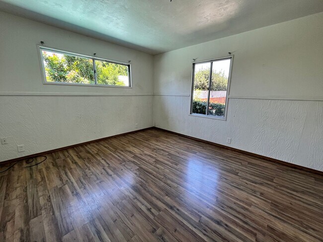 Building Photo - 3 Bedroom/2 bathroom home now available in...