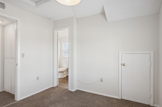 Building Photo - 2423 E Maryland Dr