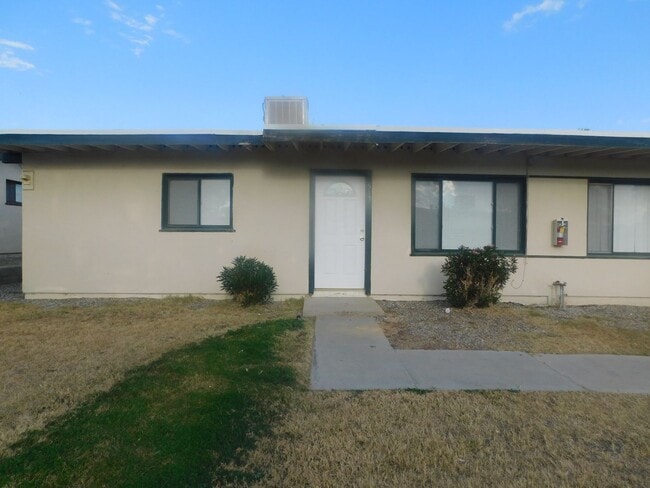 Building Photo - Cozy two bedroom, available for move in now!