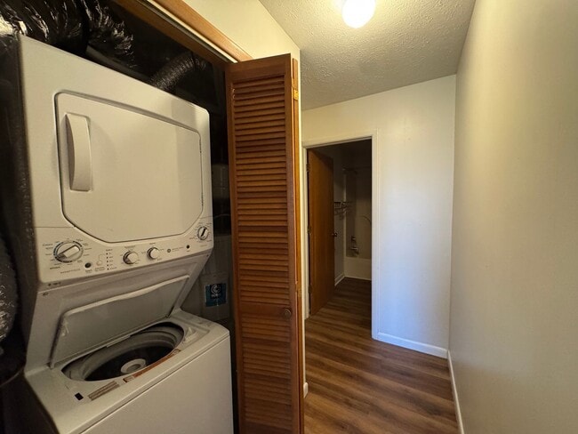 Building Photo - Ground level apartment with washer and dryer included!