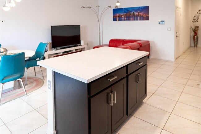 Building Photo - 1176 SW 7th Ct