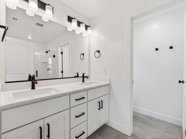 Building Photo - 3 Bed / 3.5 Bath Townhome in Mapleton – Modern, Spacious & Well-Located