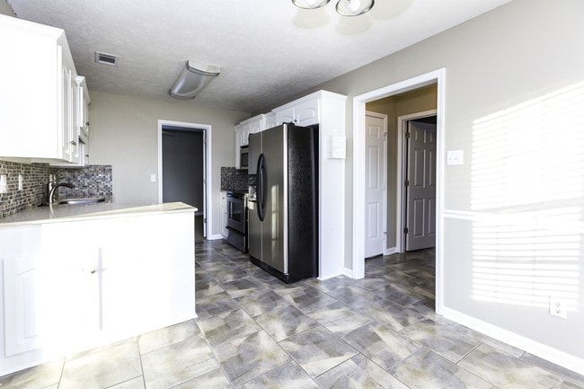 Building Photo - 17 Hillside Cove