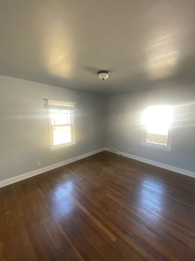 Building Photo - 5 bed 2.5 bath home