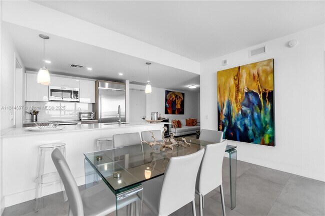 Building Photo - 1300 Brickell Bay Dr