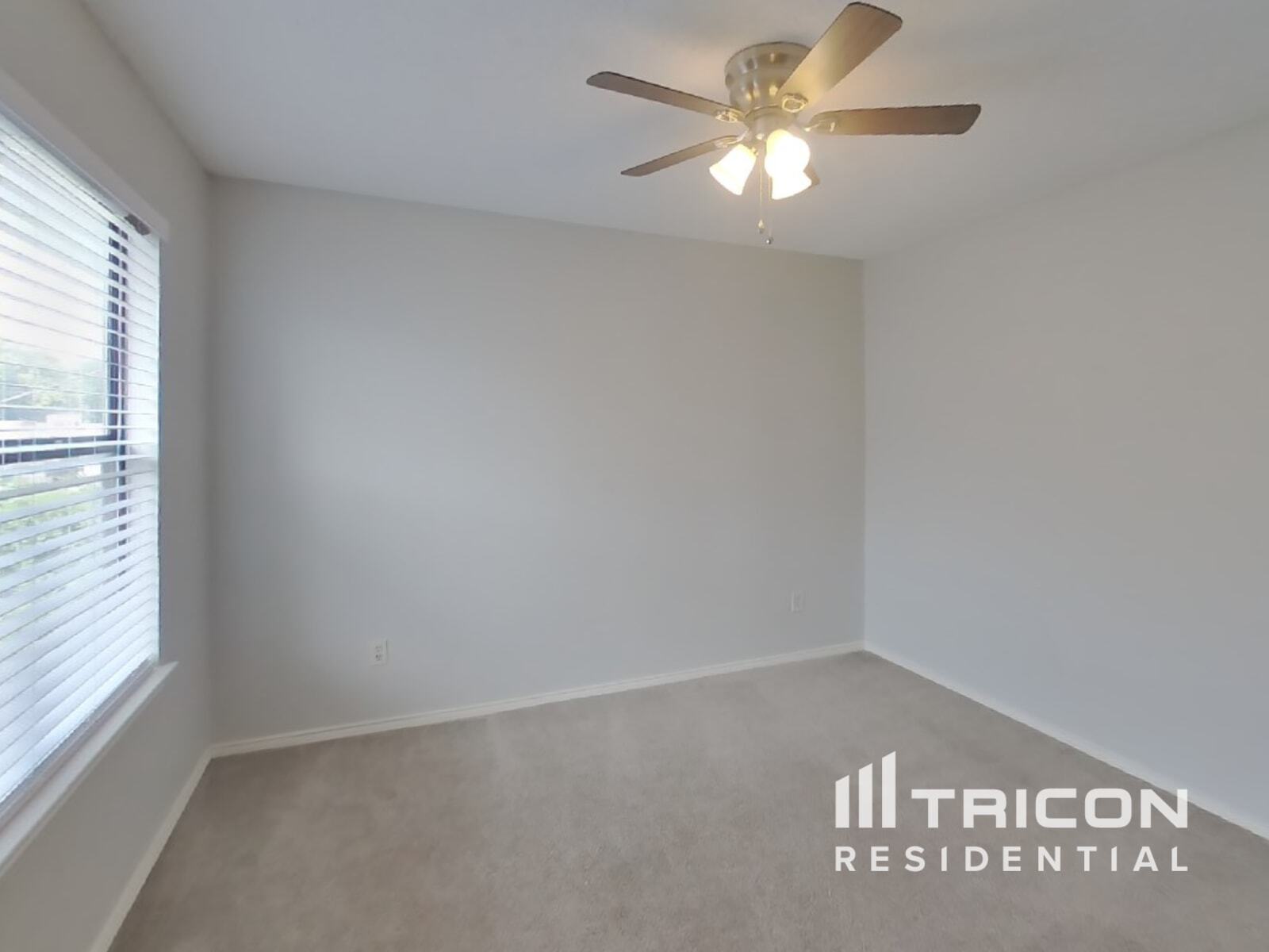 Building Photo - 1611 Sunset Village Dr