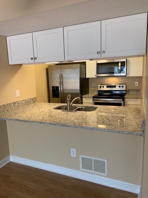 Building Photo - 2066 Tamarin Dr