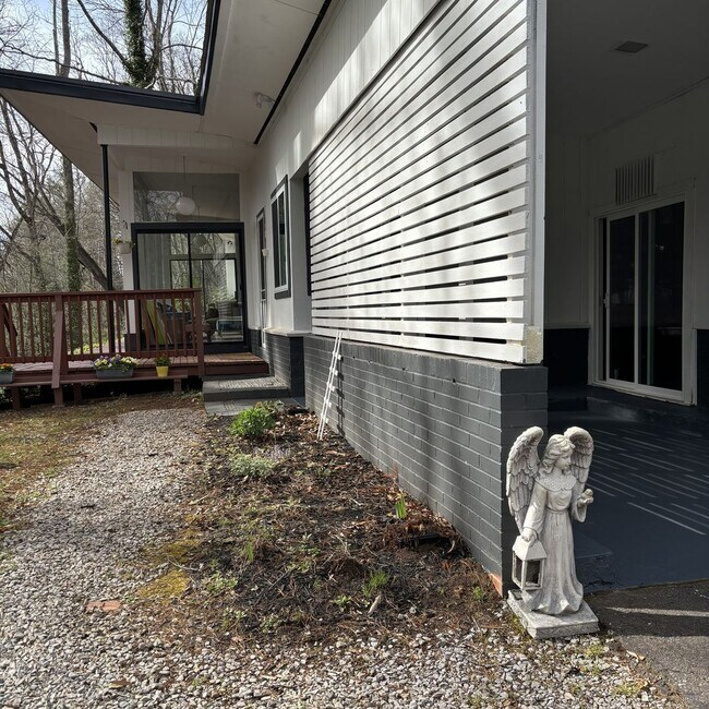 Building Photo - $1,800 - 3 Bedroom 2 Bathroom Gorgeous and Unique Furnished House in Webster