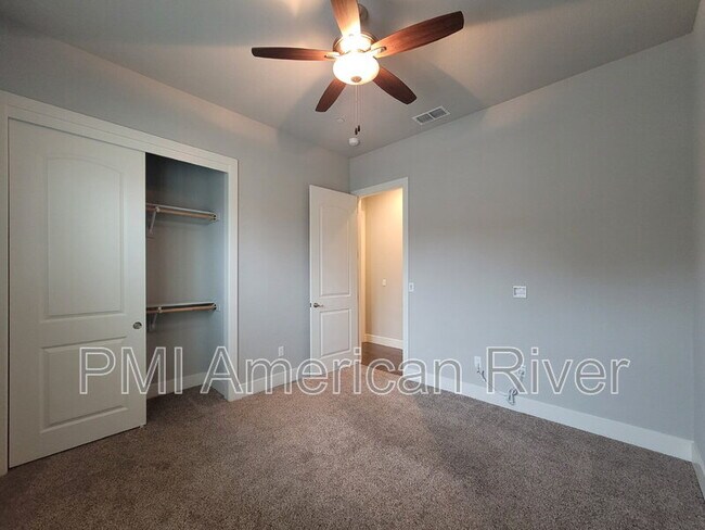 Building Photo - 8099 Traditions Ct