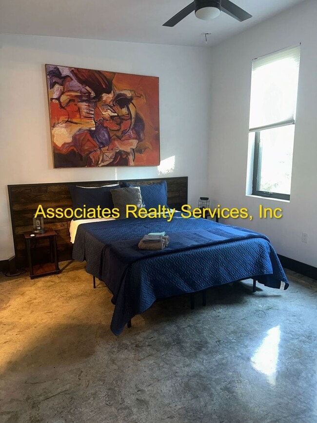 Building Photo - Modern Industrial 2Bed/2Bath Plus Loft in NW Gainesville