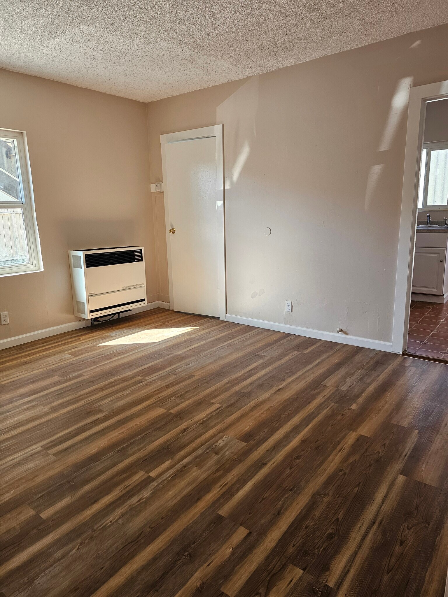 Building Photo - 527 1/2 W 19th St