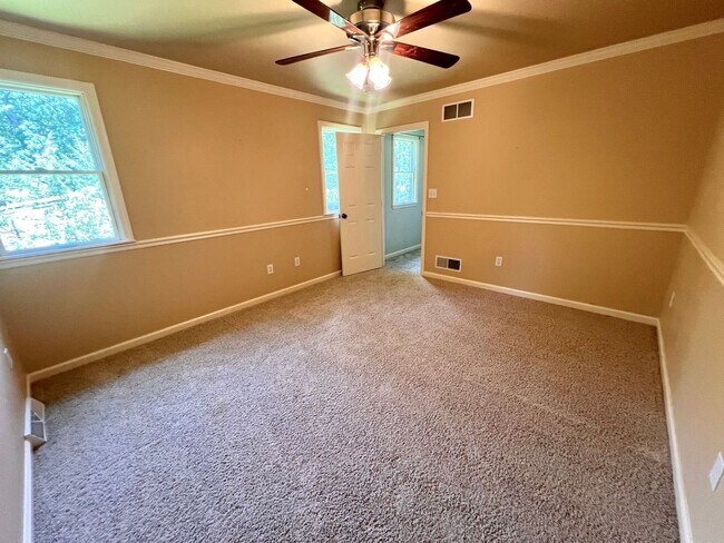 Building Photo - Cranberry - 6 bedroom 4 bathroom - Stunnin...