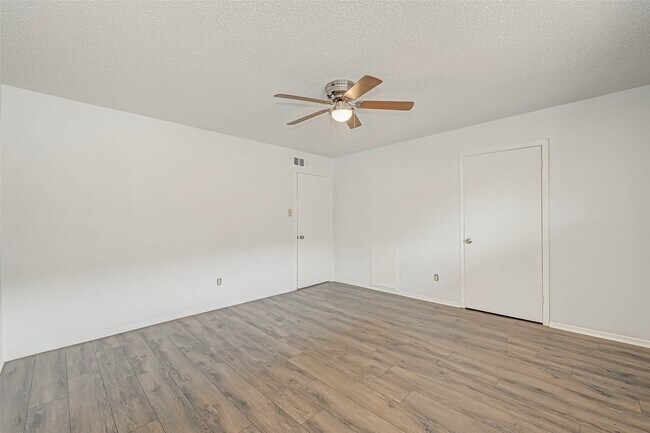 Building Photo - 1110 W Tri Oaks Ln