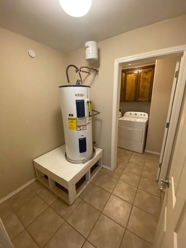 Building Photo - Spacious Duplex in Farmington!
