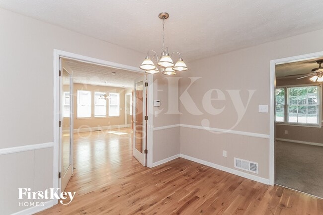 Building Photo - 2835 Twin Springs Dr