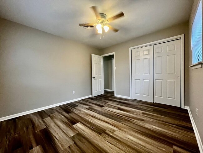 Building Photo - Beautiful 3 Bedroom 2 Bath Home