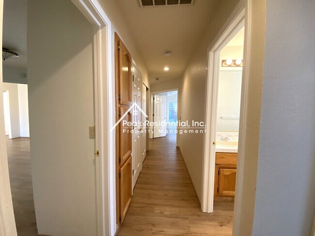 Building Photo - Spacious 3bd/2ba Auburn Home With Bonus Ro...