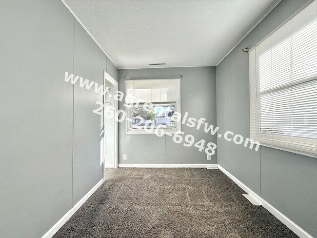 Building Photo - 3 bedroom house