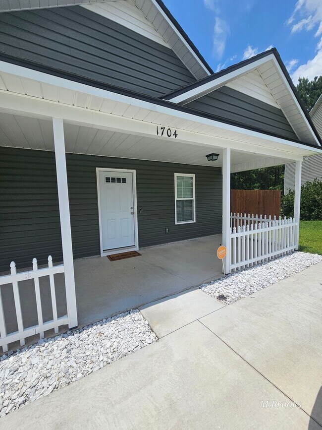 Building Photo - 1704 Almond Tree Pl